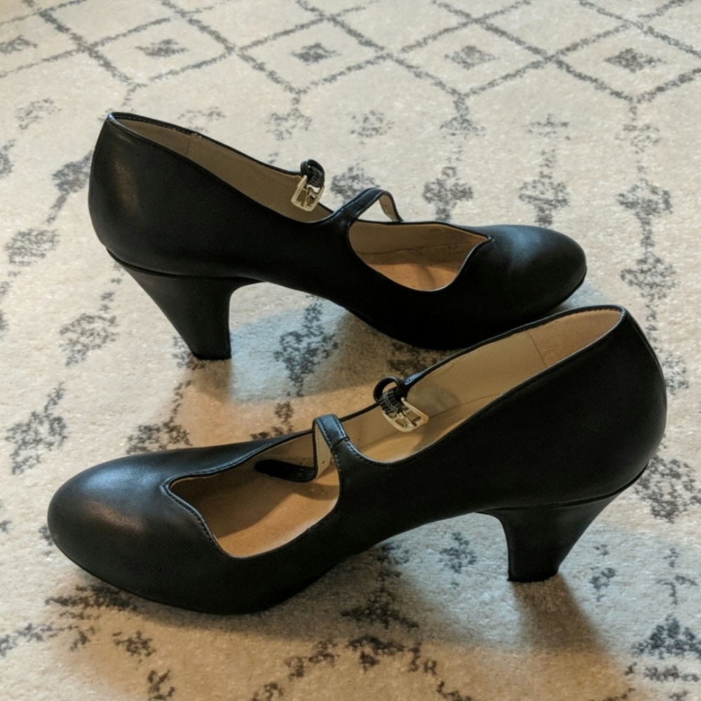 Naturizer black strap pumps